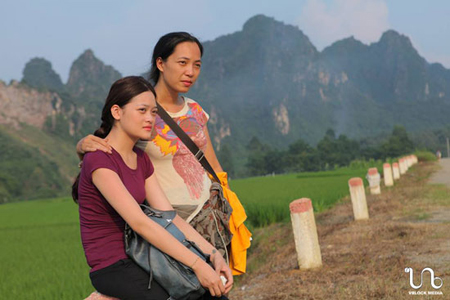 Nguyễn Thùy Anh (trái) và đạo diễn Nguyễn Hoàng Điệp trong một cảnh phim.
